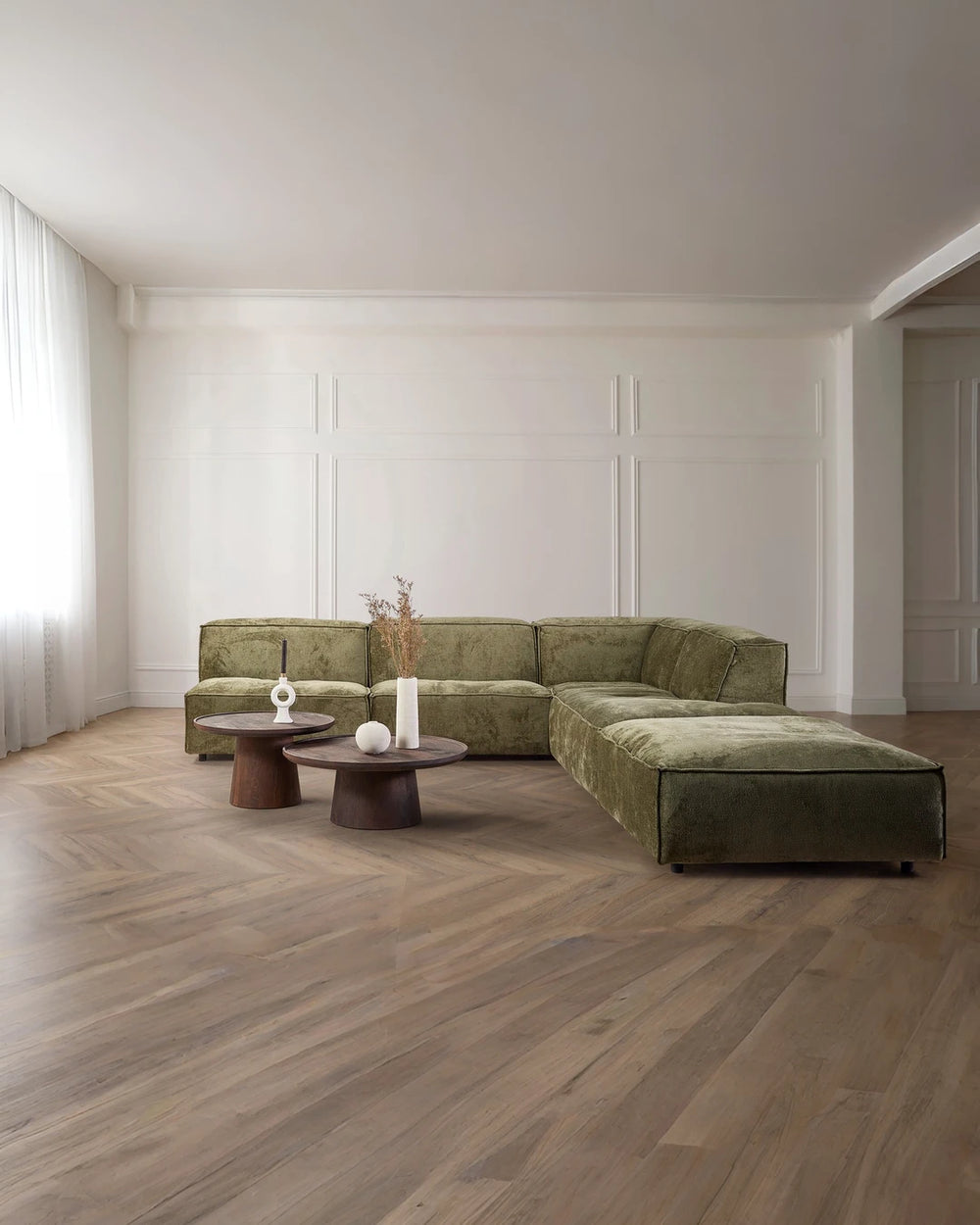 Hoeksalon met poef van Studio Puro in groen fluweel