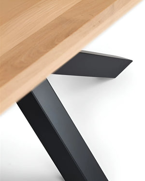 Eiken eettafel Abely met kruispoot van William Winston, foto 3 van 4