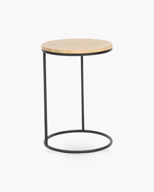 Ronde bijzettafel van William Winston in naturel hout
