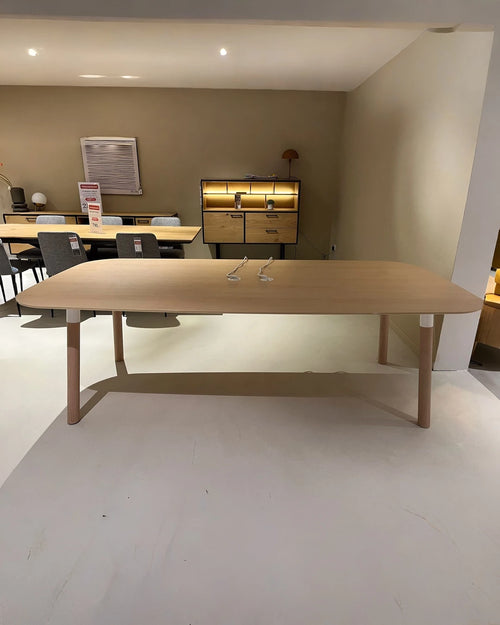Toonzaalmodel Fantoni vergadertafel Woods