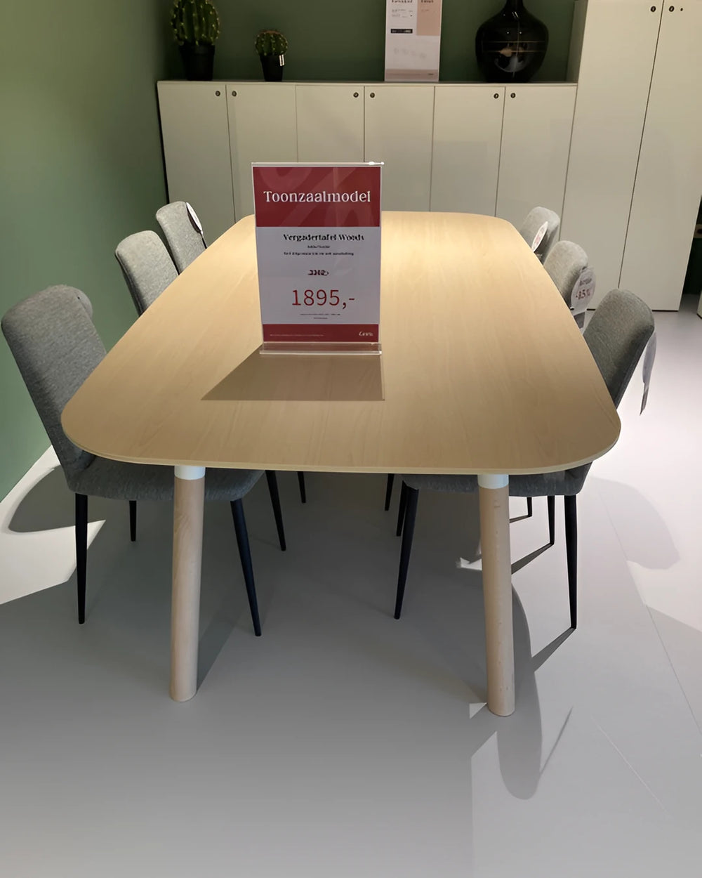 Toonzaalmodel vergadertafel met stopcontacten en USB