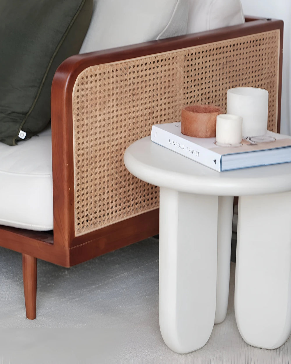 Ronde bijzettafel Microskin in ecru