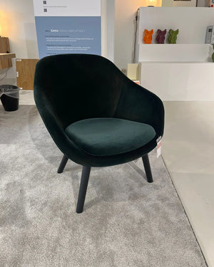 Toonzaalmodel design fauteuil met zitkussen van Hay