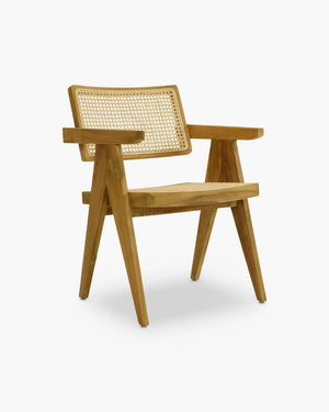 Houten armstoel in bruin
