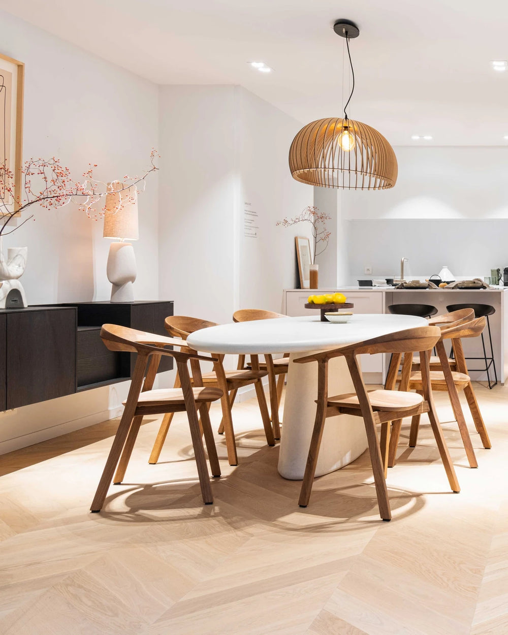 Ovale eettafel Mortex met centrale poot van Studio Puro