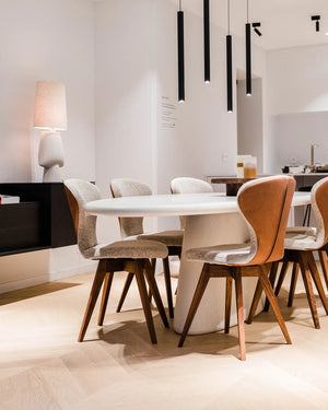 Ovale eettafel Mortex met centrale poot van Studio Puro, foto 2 van 4