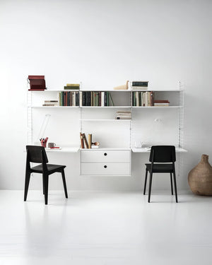 Bureauwand met rekken van String Furniture in wit