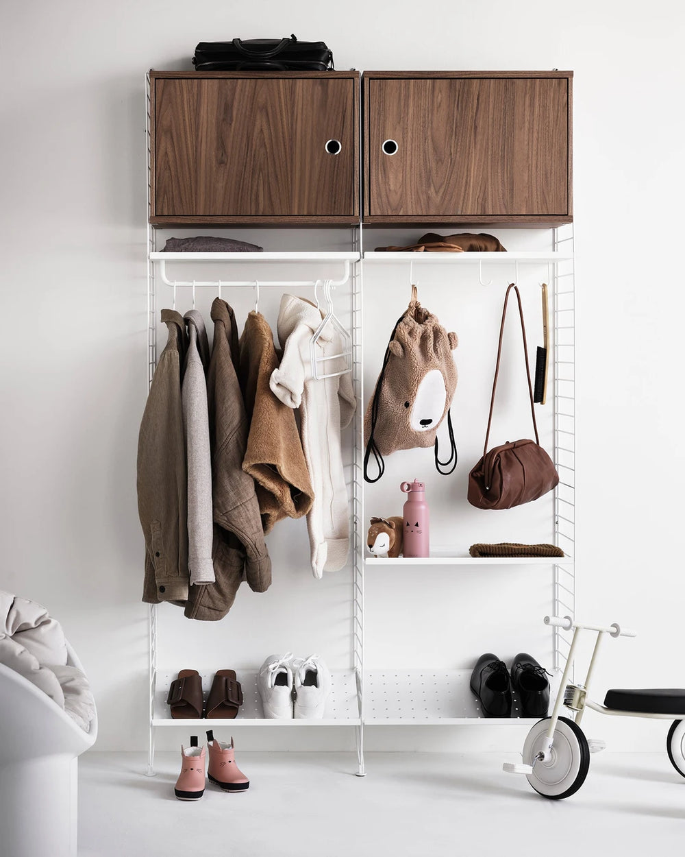 Open halkast in walnoot van String Furniture