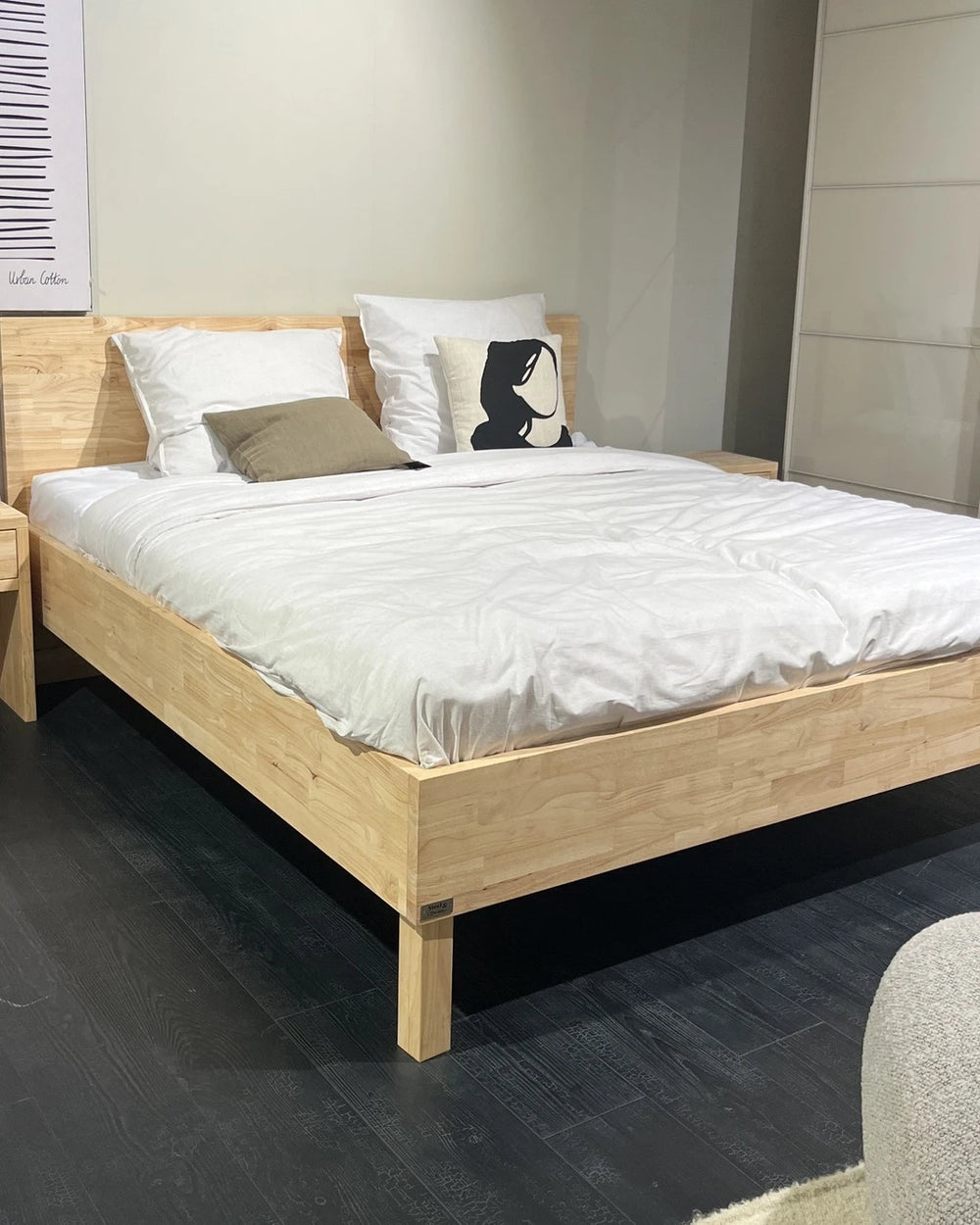 Toonzaalmodel bedkader 180x200 cm met 2 nachtkastjes