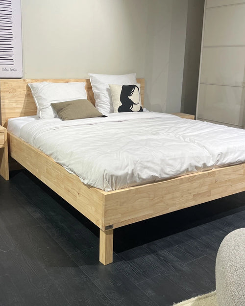 Toonzaalmodel bedkader 180x200 cm met 2 nachtkastjes