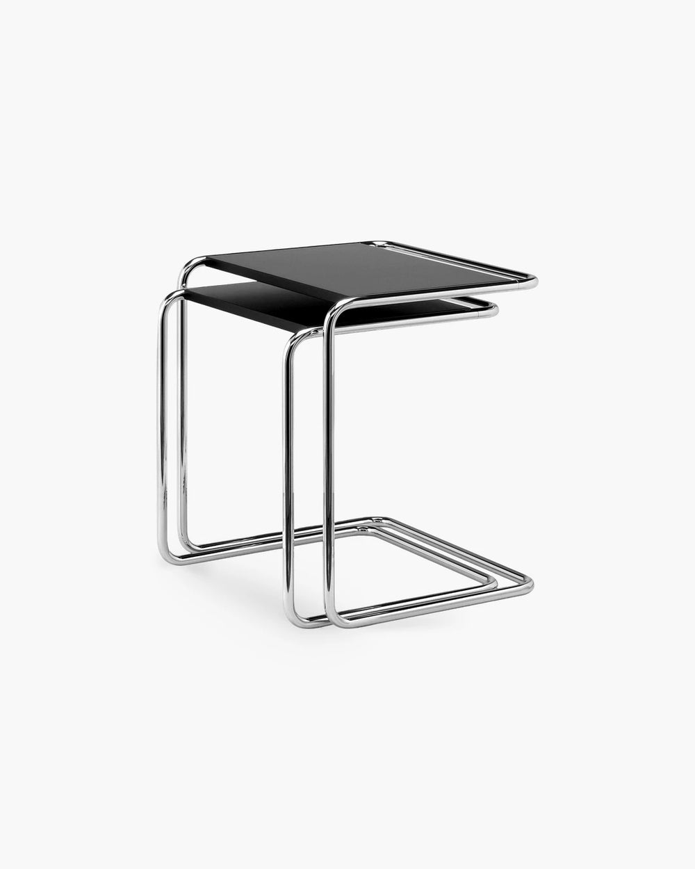Set van 2 bijzettafels B97 van Thonet in hout