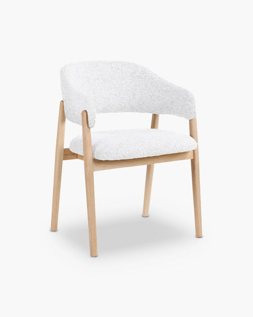 Houten kuipstoel in bouclé