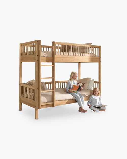 Stapelbed met rechte trap