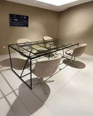 Toonzaalmodel tafel met glazen blad