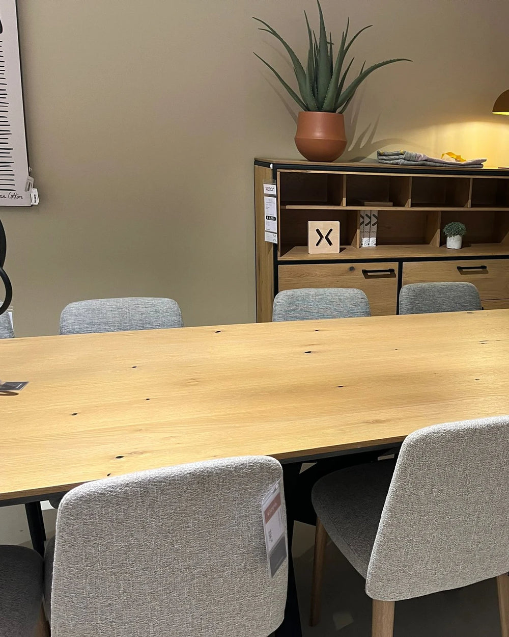 Toonzaalmodel Xooon eetkamer Belo met dresette en tafel