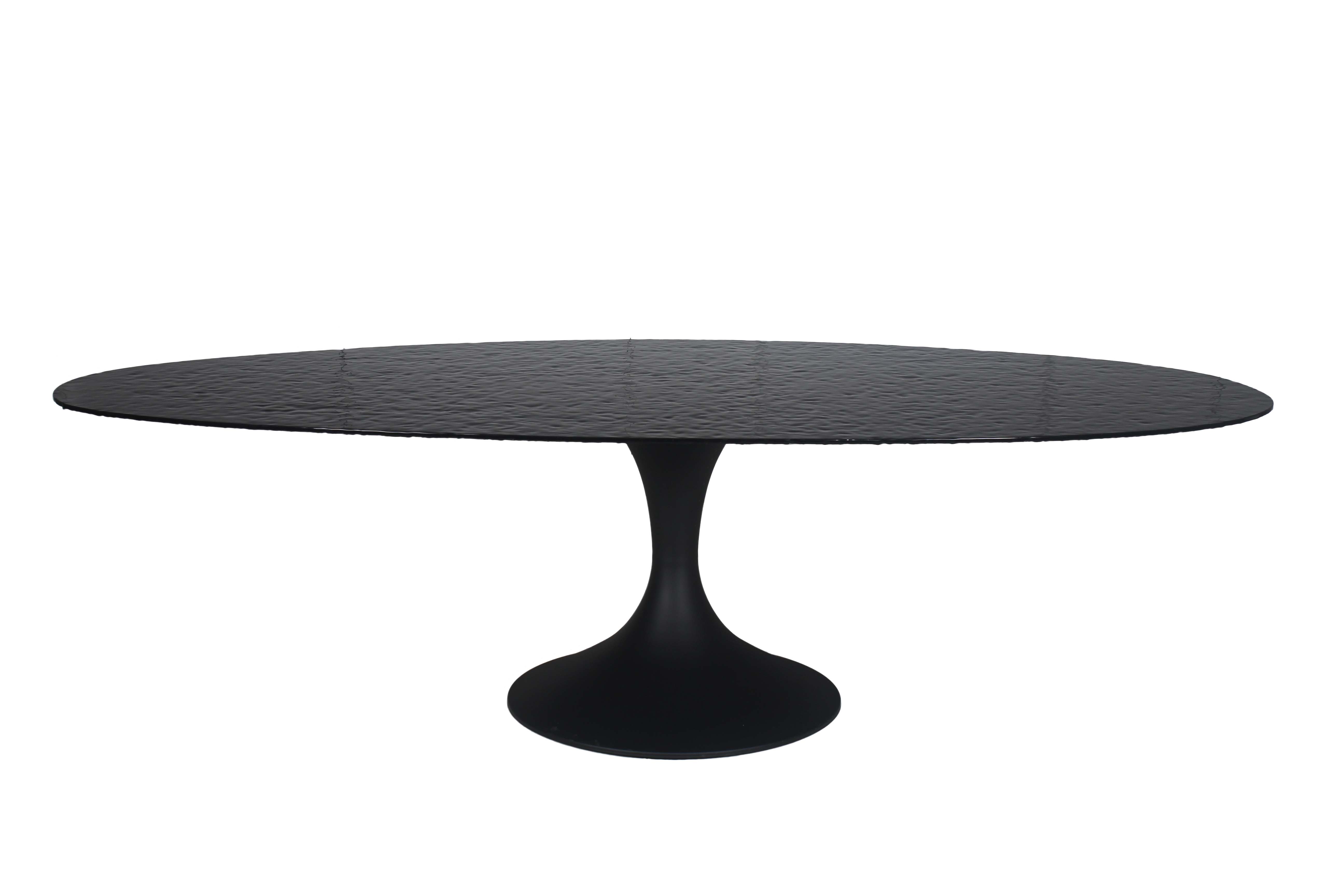 Organische eettafel met waterglas en centrale poot - zwart