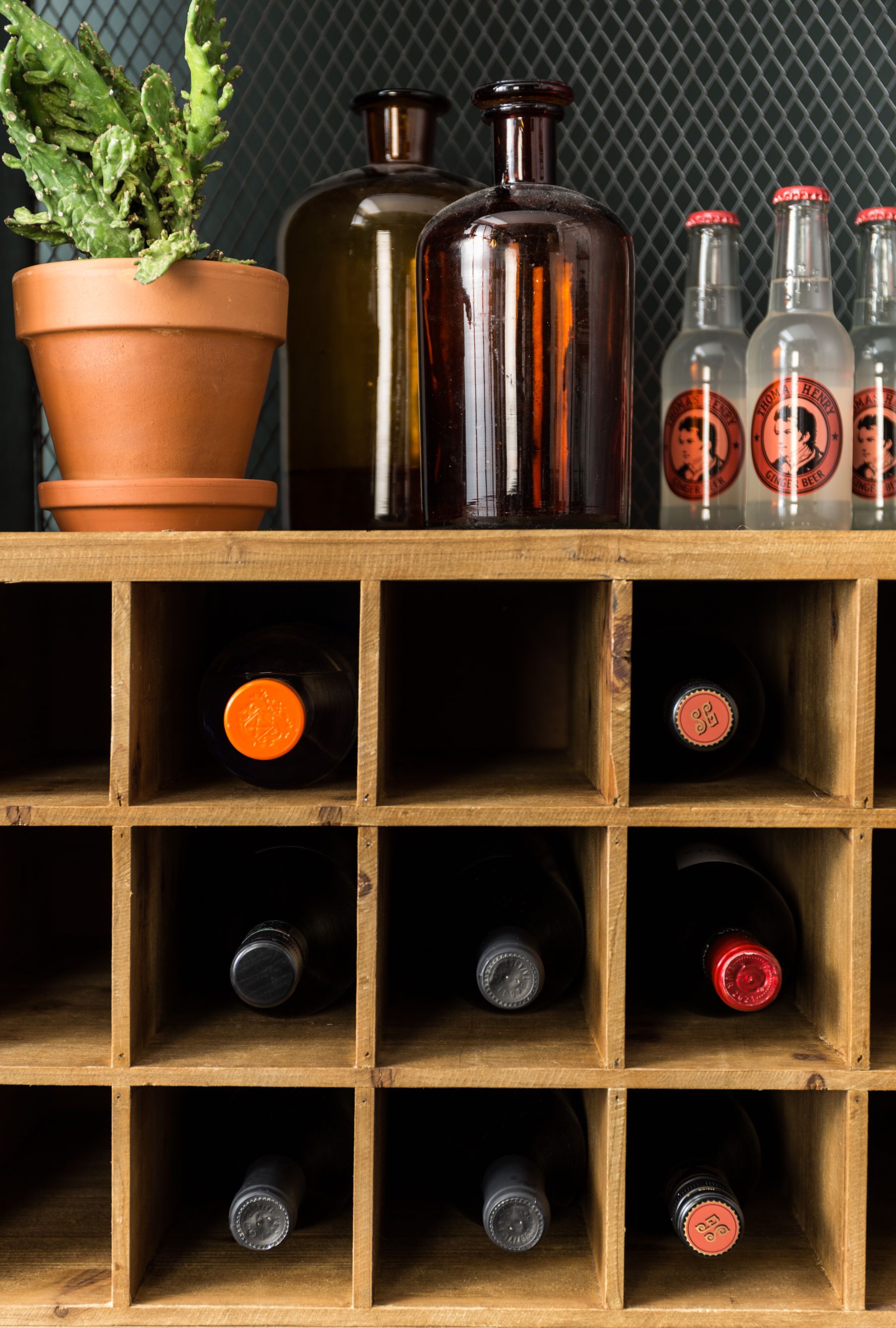 Wijnkast Vino - zwart/natuur dennenhout
