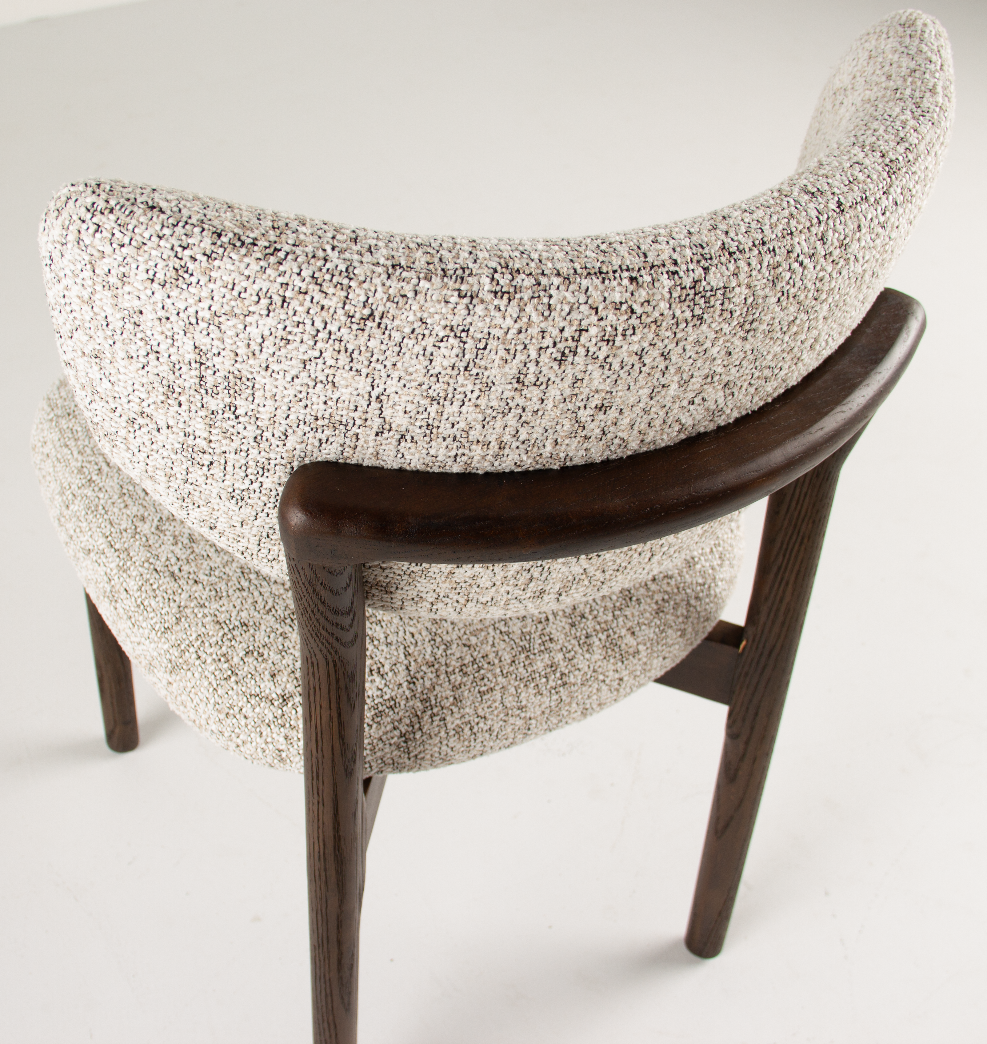 Houten eetkamerstoel met bouclé rug en zitting - beige/donkerbruin