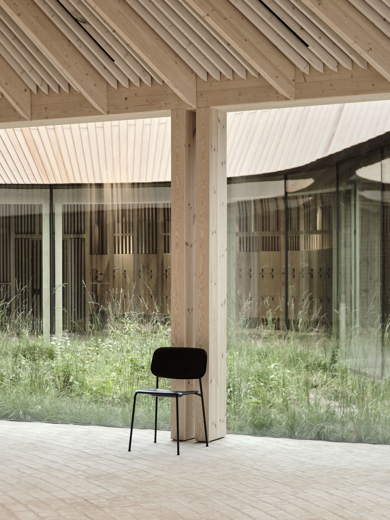 Stoel Soft Edge 40 - black stained oak/powdercoated steel