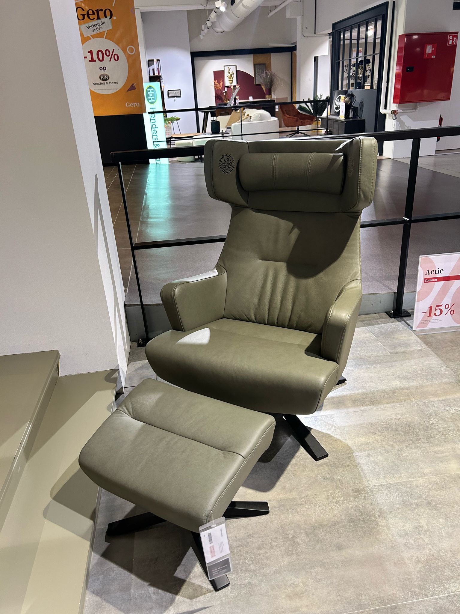 Toonzaalmodel: Lederen relax met soundsysteem