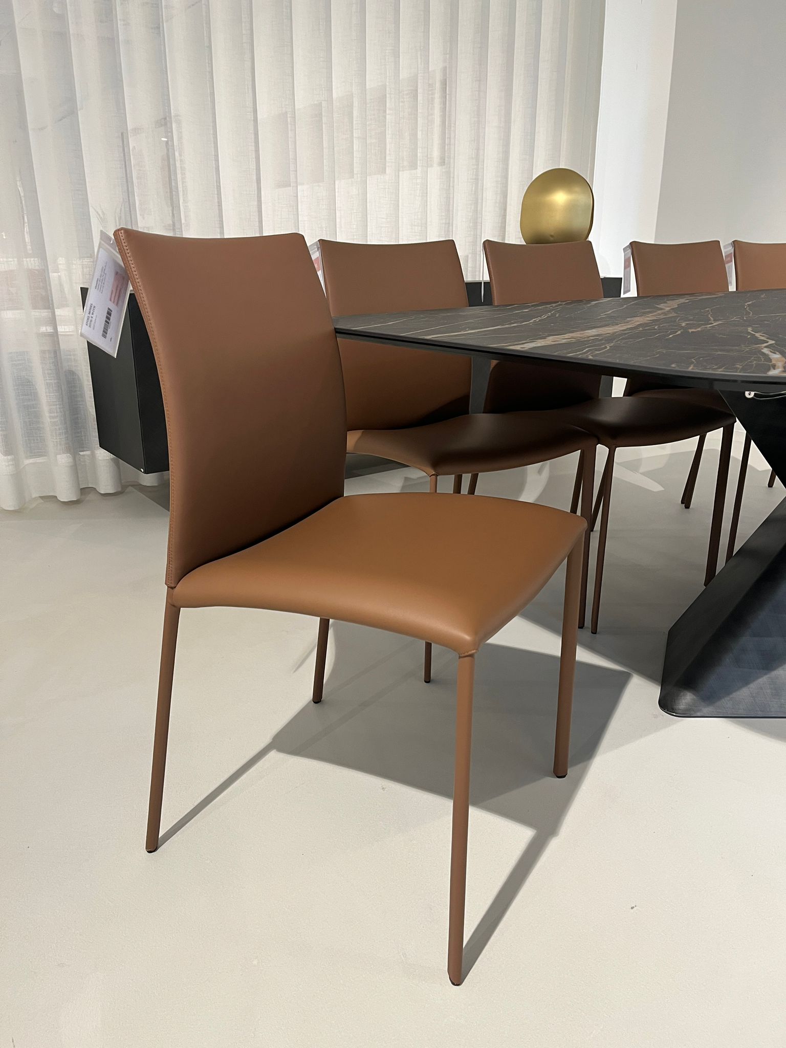 Toonzaalmodel: set van 6 stoelen leather cognac