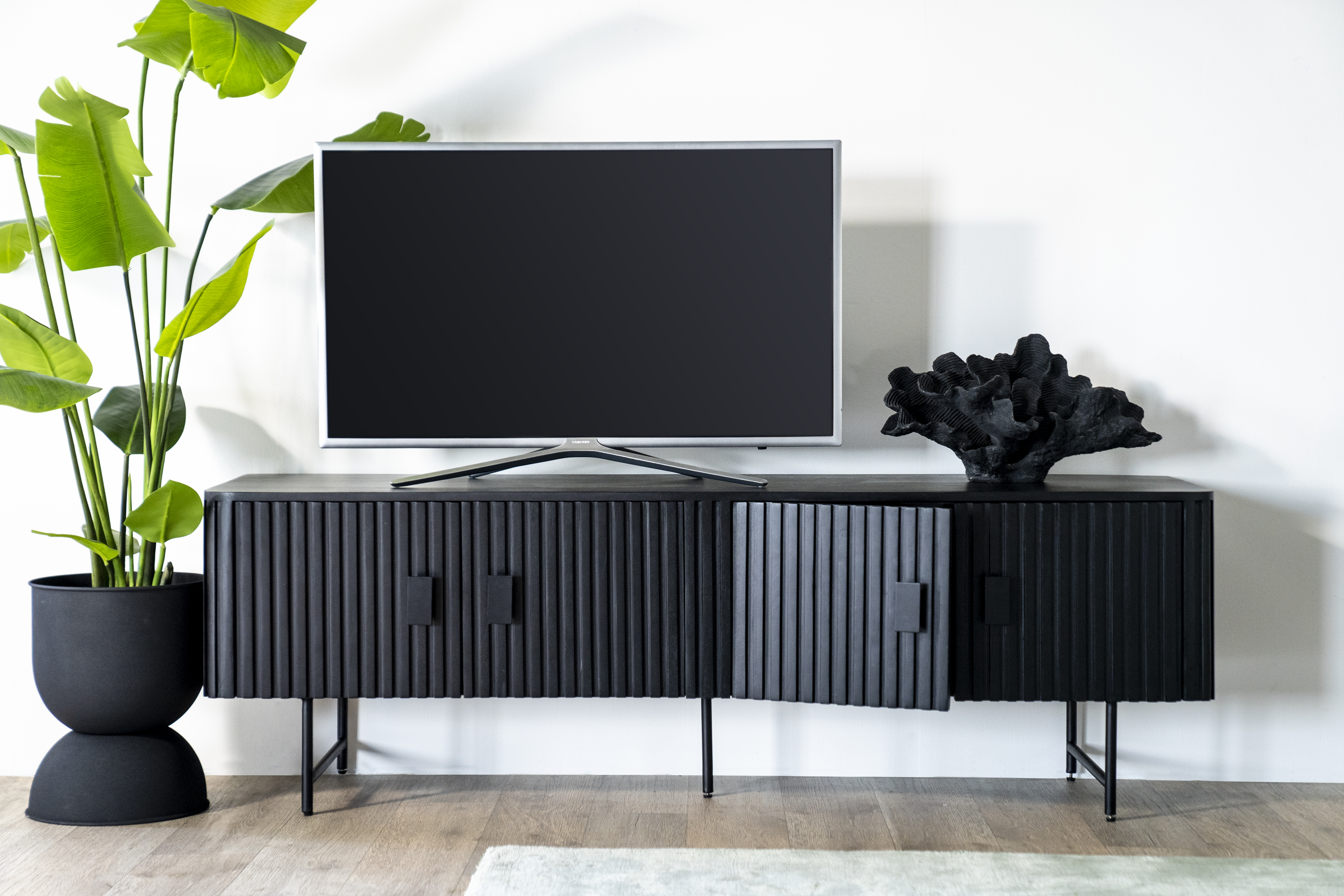 Tv-meubel in zwarte mangohout lamellen - 4 deuren