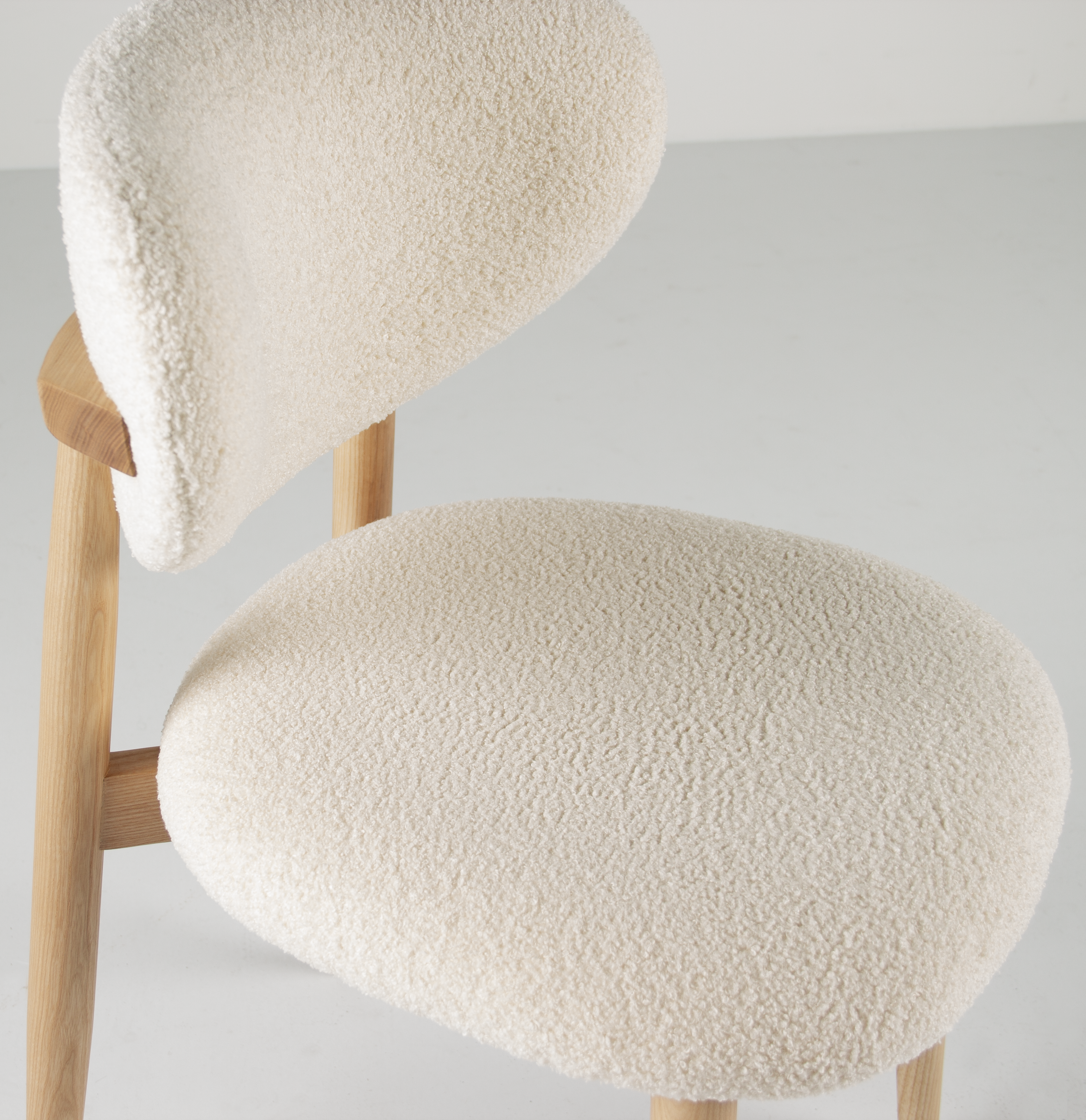 Houten eetkamerstoel met bouclé rug en zitting - natuur/wit
