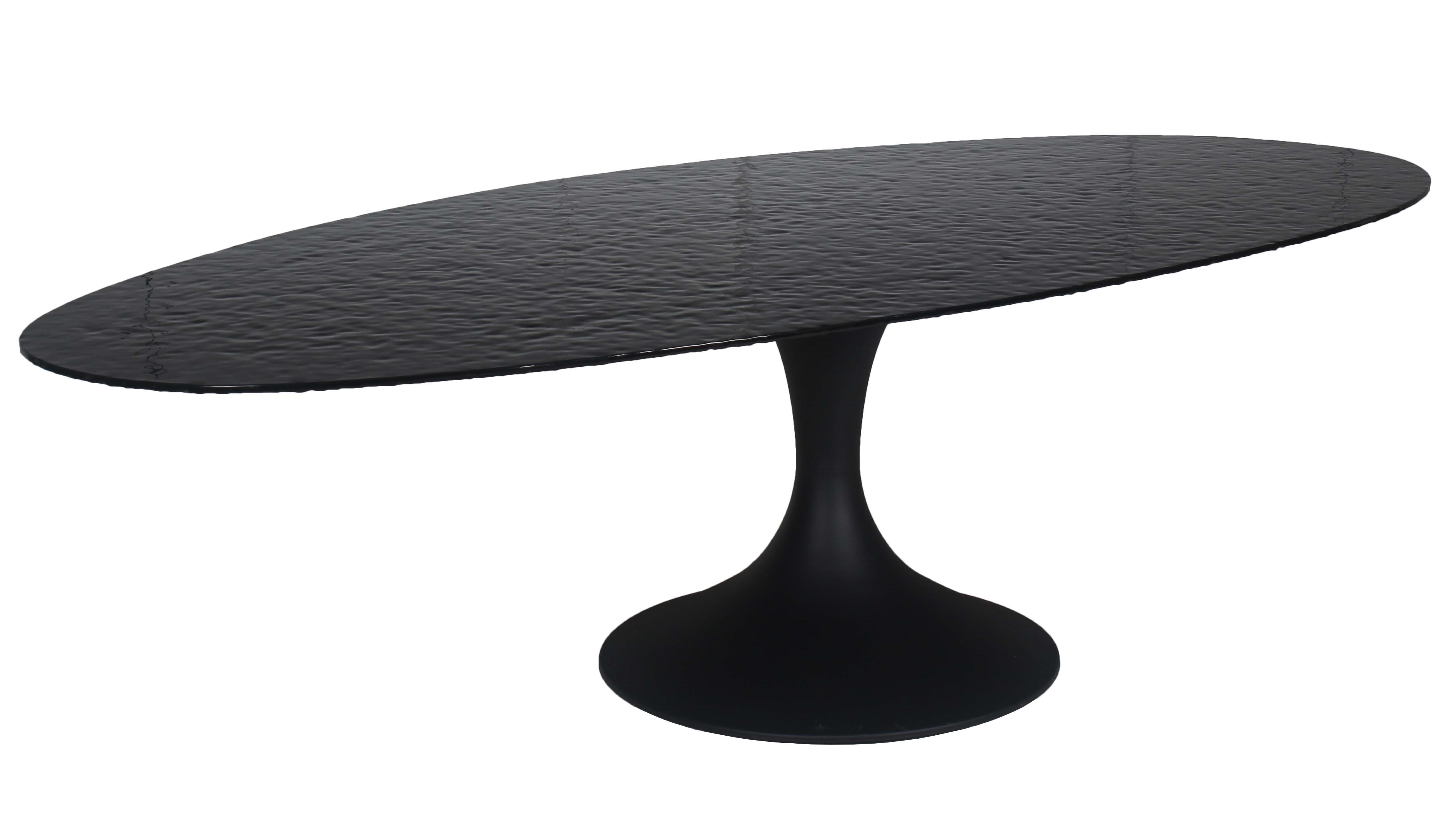 Organische eettafel met waterglas en centrale poot - zwart