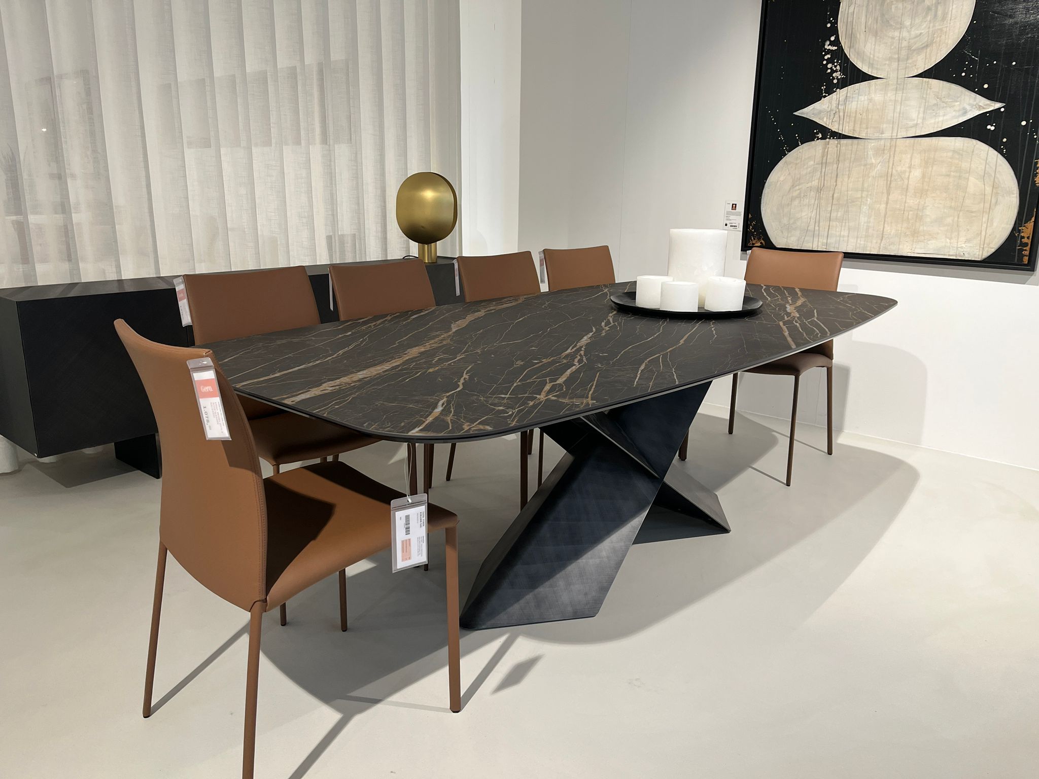 Toonzaalmodel: design tafel keramiek