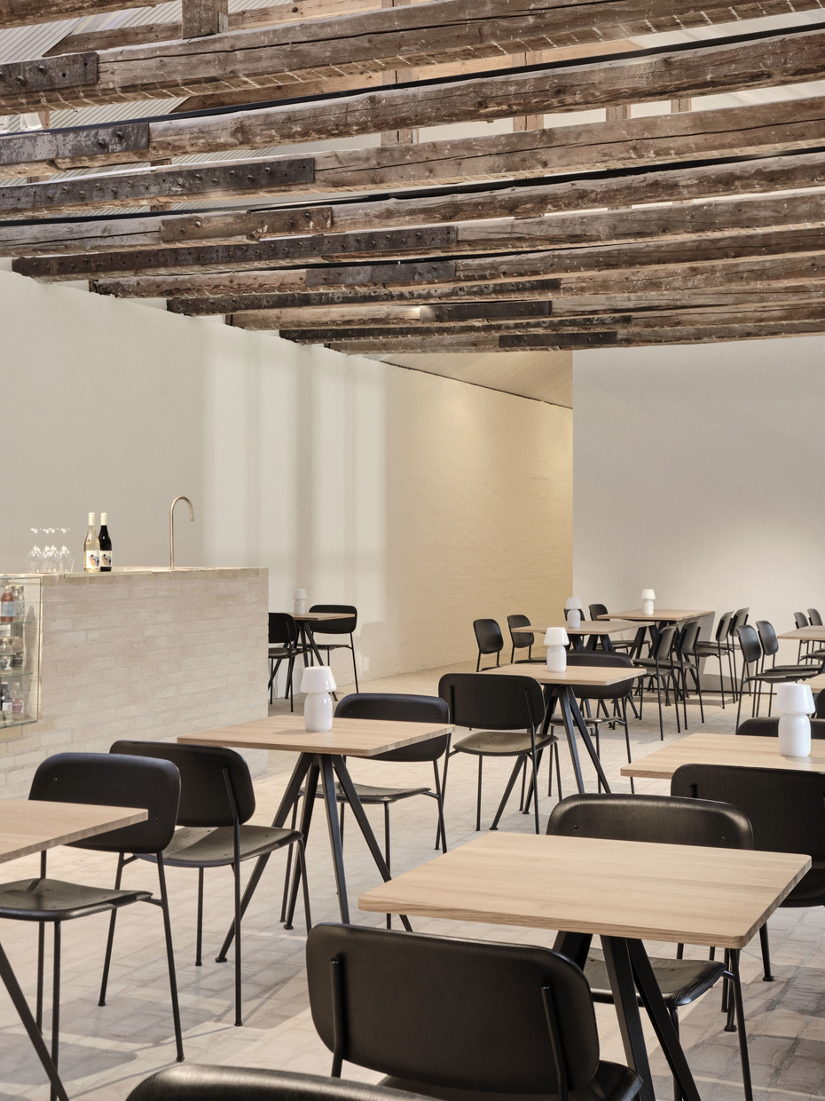 Stoel Soft Edge 40 - black stained oak/powdercoated steel