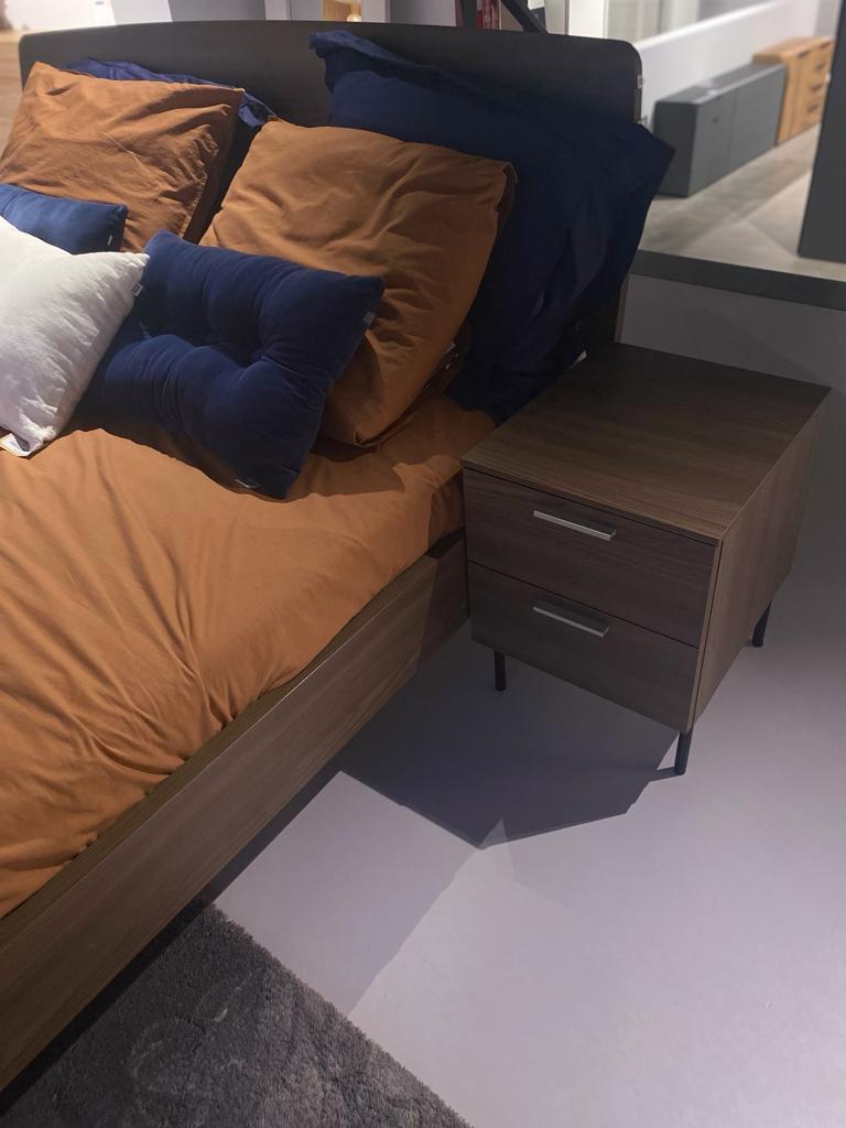 Toonzaalmodel: bedkader 180x200cm met 2 nachtkastjes
