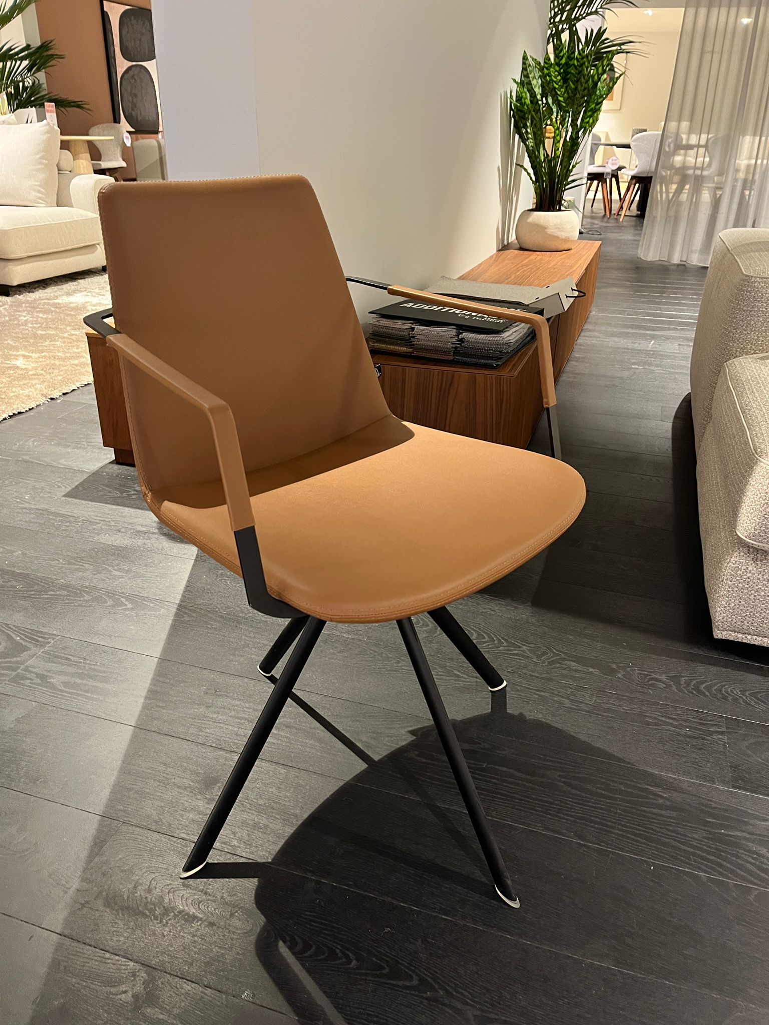 Toonzaalmodel: set van 4 Joli stoelen