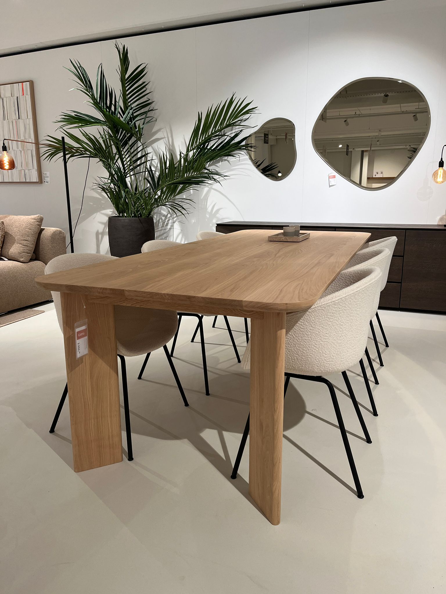 Toonzaalmodel: design tafel 240x100cm