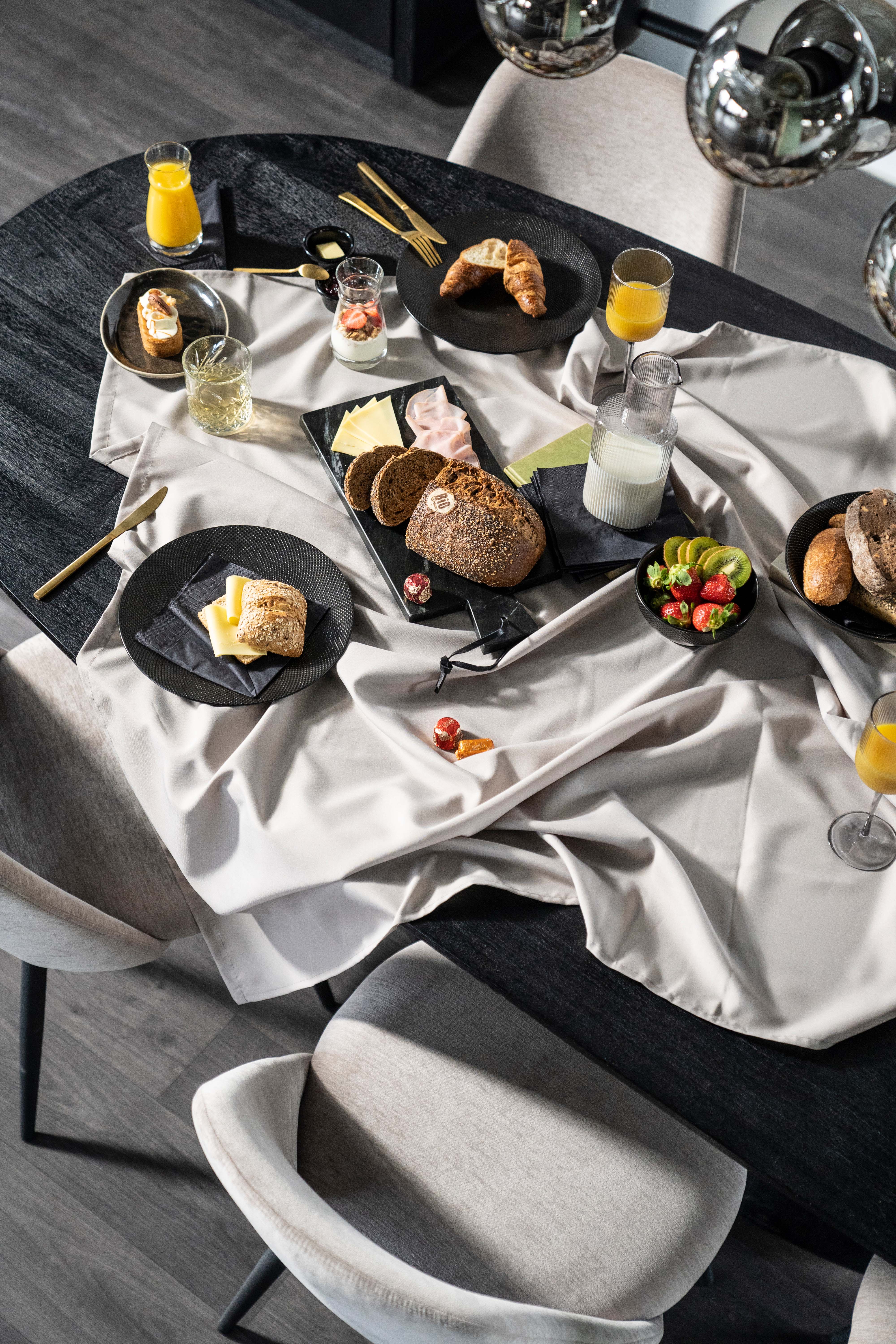 Eettafel 300x110cm in mangohout - zwart