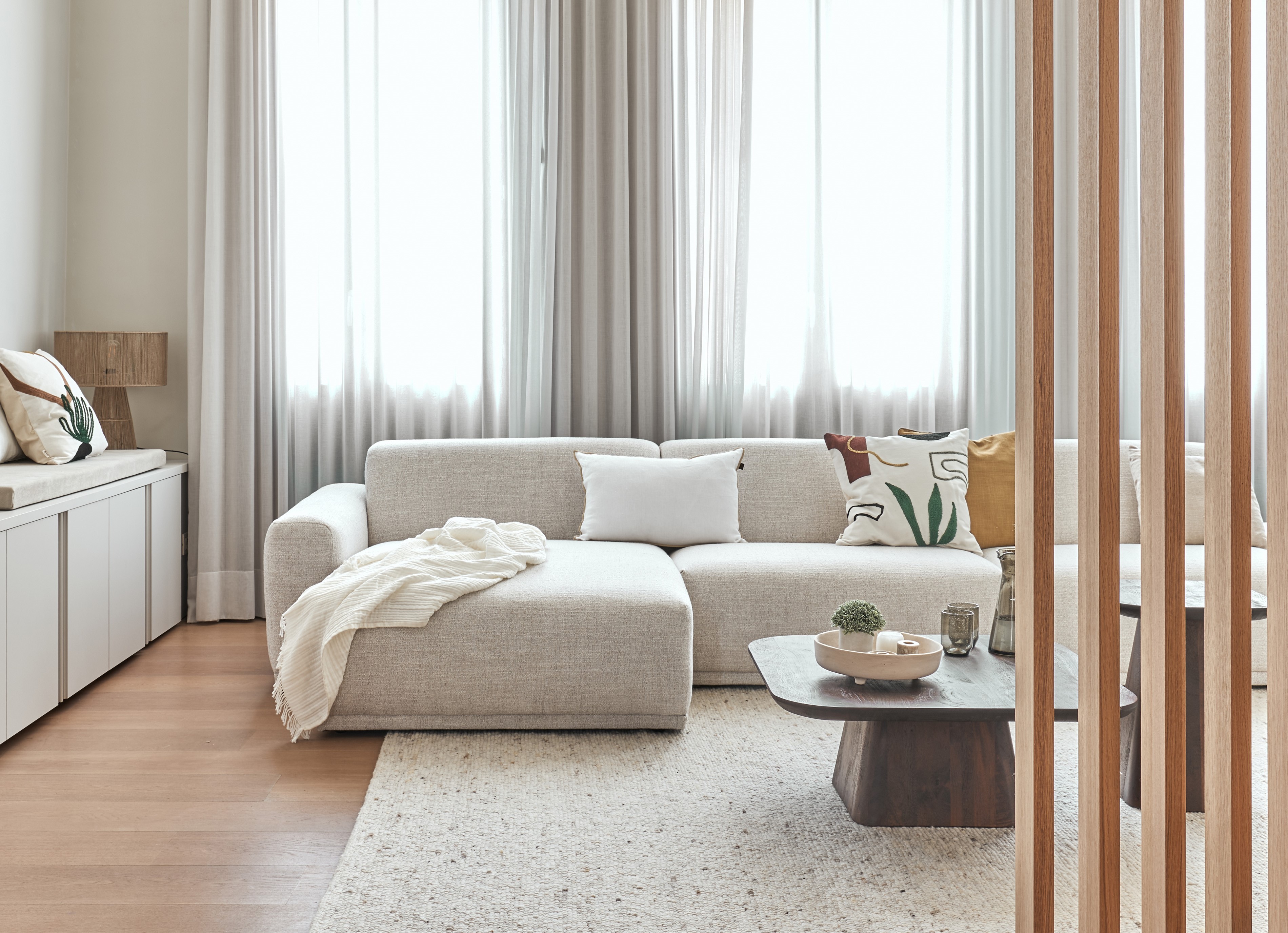 Hoeksalon met longchair (links) - Natural ecru