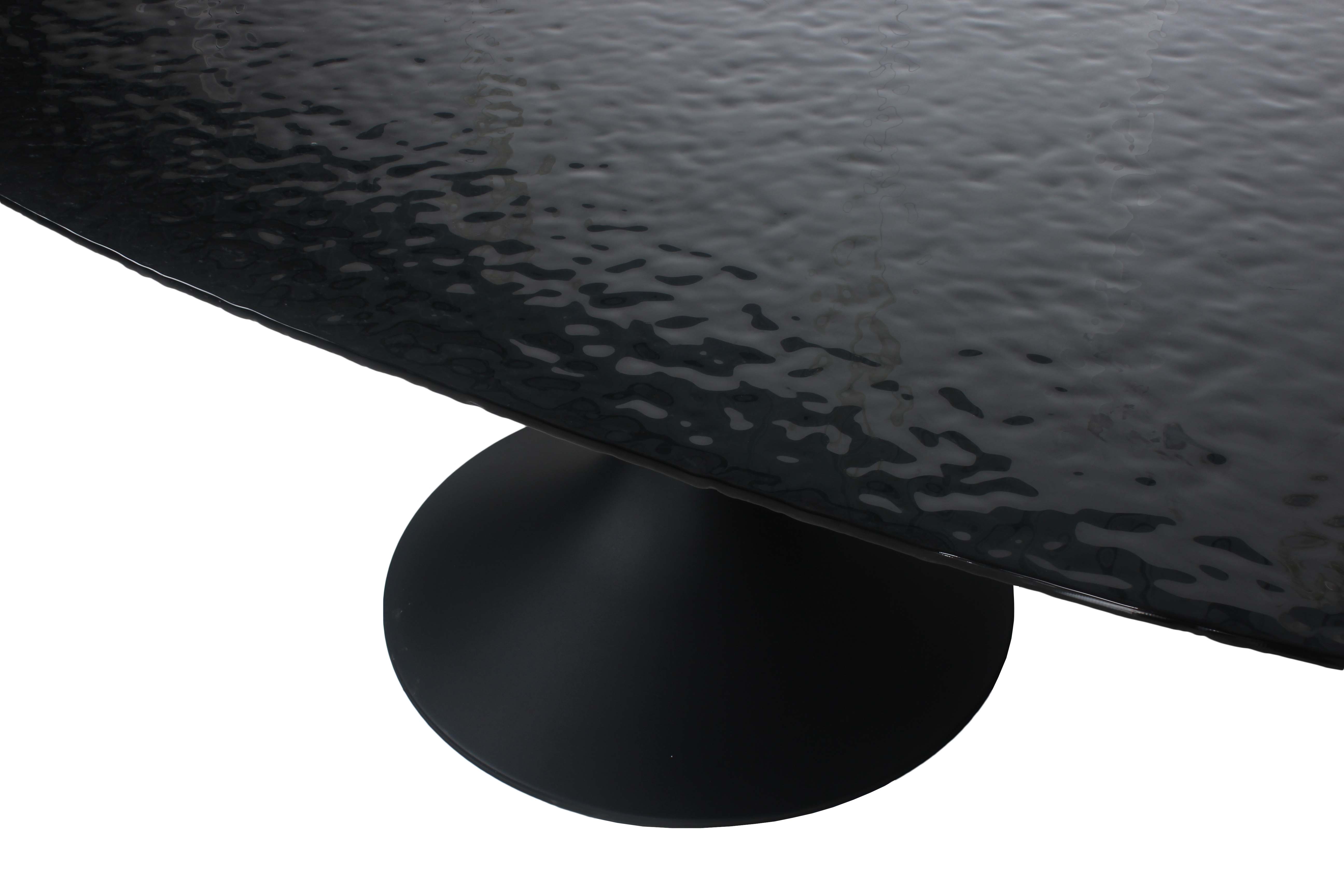 Organische eettafel met waterglas en centrale poot - zwart
